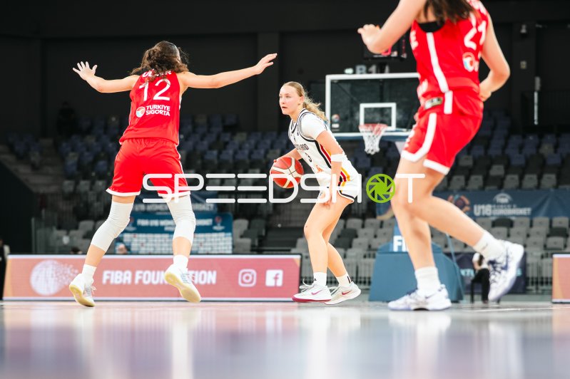 Deutschland u16w im Dribbling gegen Ezgi Ulker (#12; Turkey)