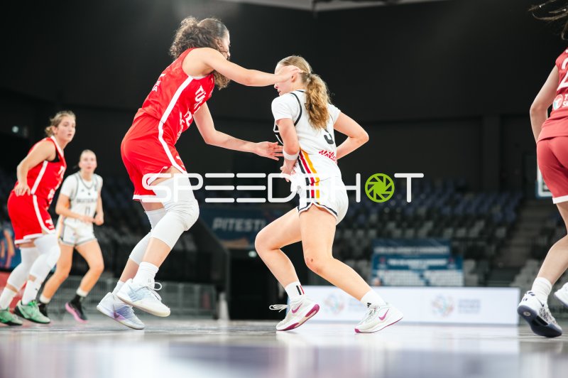 Zweikampf zwischen Turkey und Deutschland u16w in der Pitesti Arena