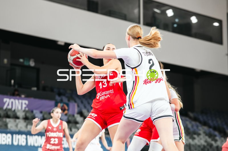 Nisa Soylemez (#13; Turkey) im Zweikampf gegen Catharina Schlechter (#2; Deutschland u16w)