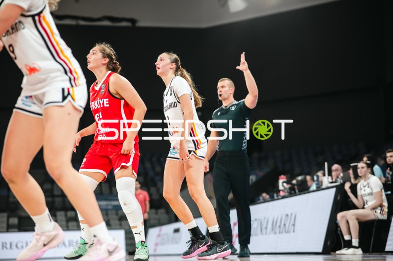 Doga Nur Aksoy (#65; Turkey) und Luana Coaja (#1; Deutschland u16w) im Duell
