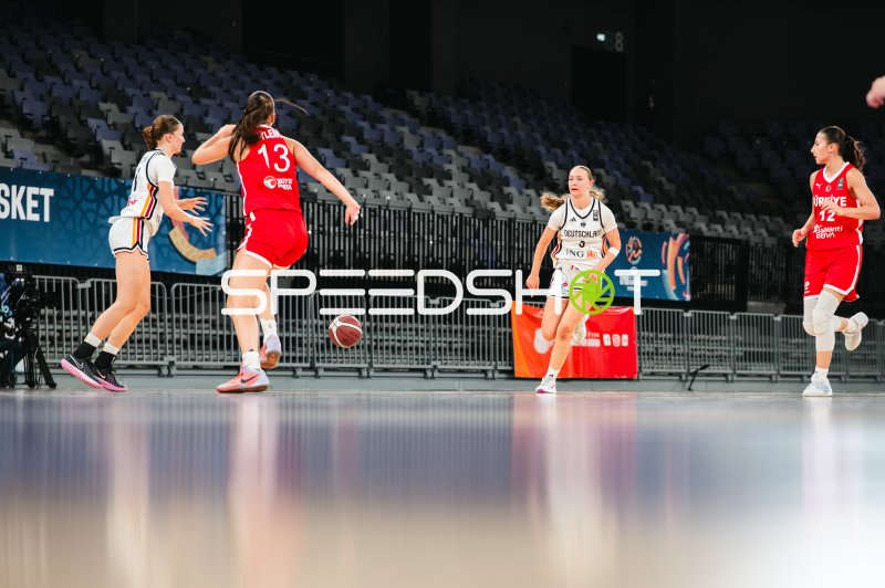 Nisa Soylemez (#13; Turkey) im Zweikampf gegen Deutschland u16w