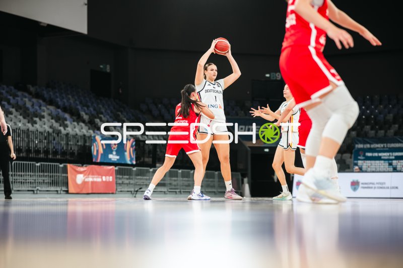 Deutschland (#1) im Angriff gegen Turkey bei der FIBA U16 Women's EuroBasket