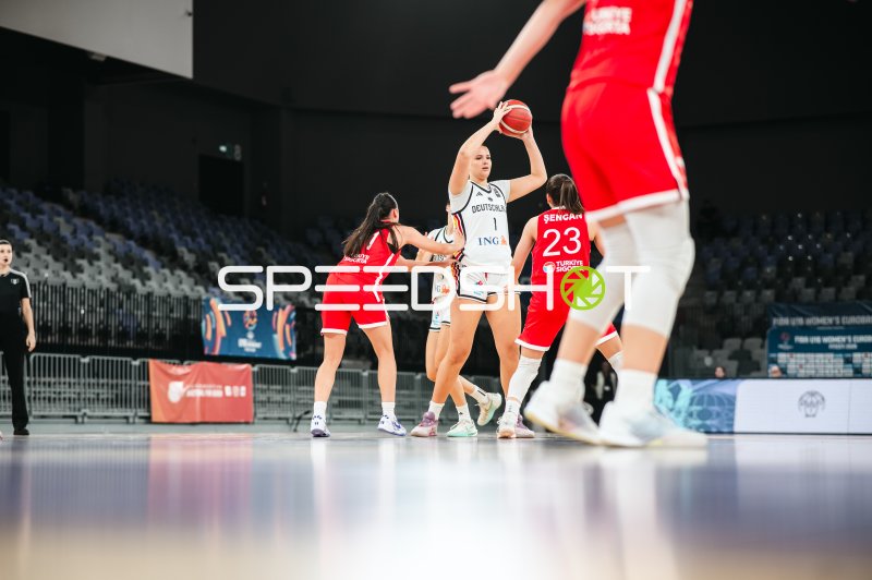 Luana Coaja (#1; Deutschland u16w) im Wurf gegen Turkey