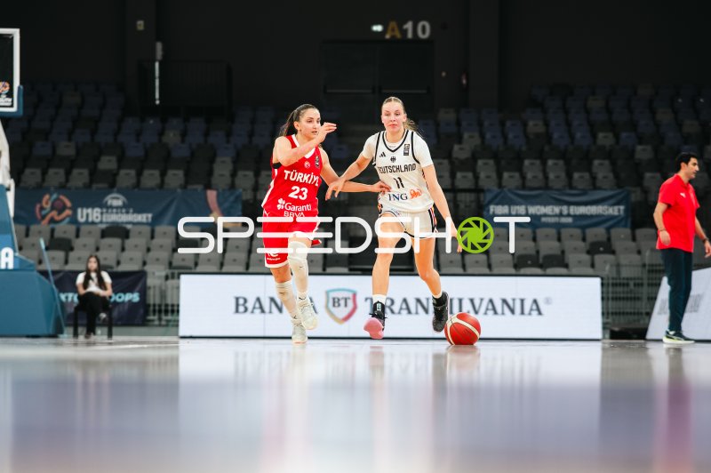 Jamie Zentgraf (#11; Deutschland u16w) im Dribbling gegen Zeynep Gulsen Sencan (#23; Turkey)