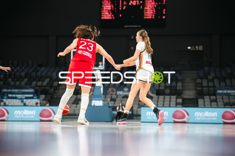 Zeynep Gulsen Sencan (#23; Turkey) im Zweikampf gegen Deutschland u16w