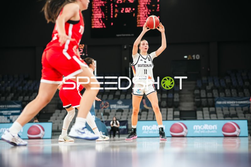 Jamie Zentgraf (#11; Deutschland u16w) beim Wurfversuch gegen Turkey