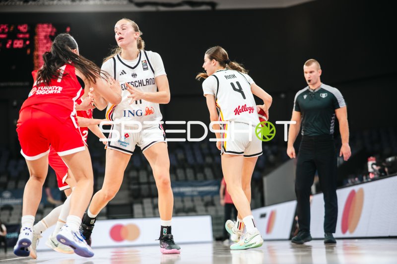 Jamie Zentgraf (#11; Deutschland u16w) und Clara Rink (#4; Deutschland u16w) im Angriff gegen Turkey