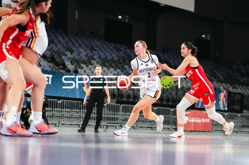 Matilda Blanarik (#3; Deutschland u16w) im Dribbling gegen Turkey
