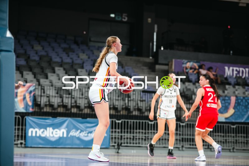 Jamie Zentgraf (#11; Deutschland u16w) mit Ball im Angriff gegen Turkey