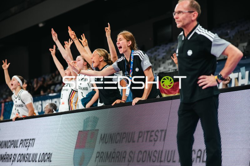 Nele Prowaznik (#18; Team Deutschland u16w 2026) jubelt an der Seitenlinie