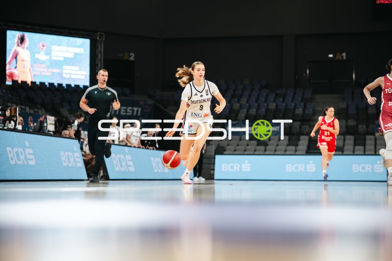 Ella Schrader (#9; Deutschland u16w) beim Dribbling gegen Turkey