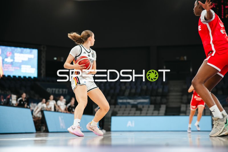 Deutschland u16w im Ballvortrag gegen Turkey in der Pitesti Arena