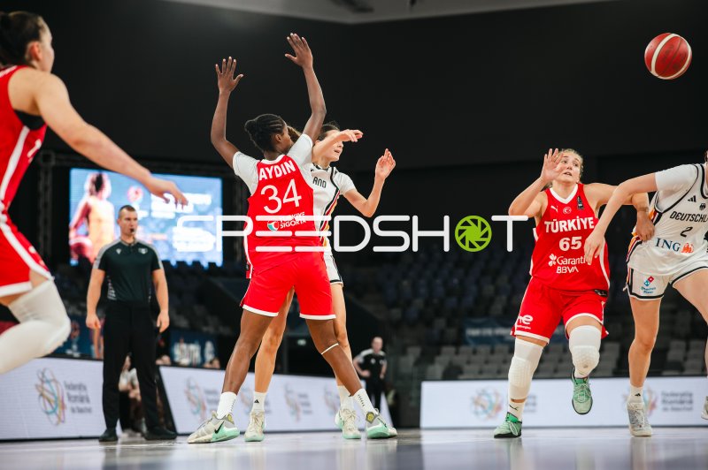 Gift Aydin (#34; Turkey) blockt Wurfversuch gegen Deutschland u16w