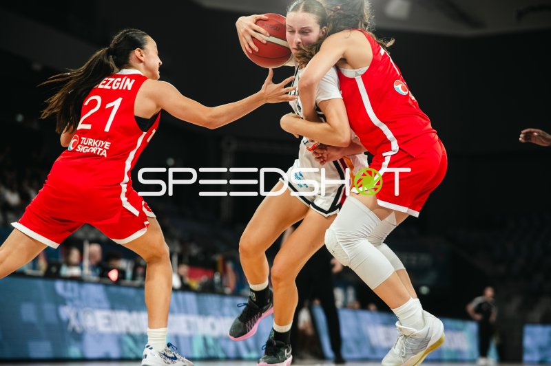 Doga Sezgin (#21; Turkey) im Zweikampf gegen Deutschland u16w