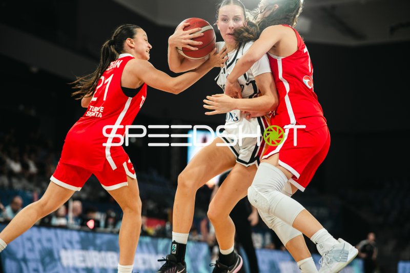 Zweikampf um den Ball: Deutschland u16w unter Druck gegen Turkey