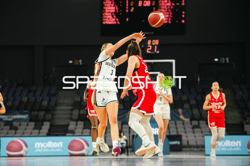 Matilda Blanarik (#3; Deutschland u16w) beim Wurf gegen Turkey