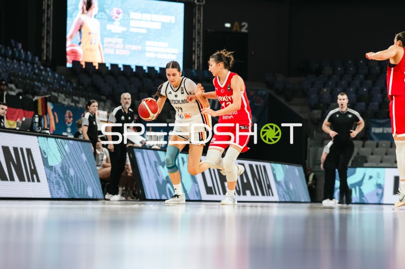 Mia Melissa Koloszar (#14; Deutschland u16w) im Dribbling gegen Turkey