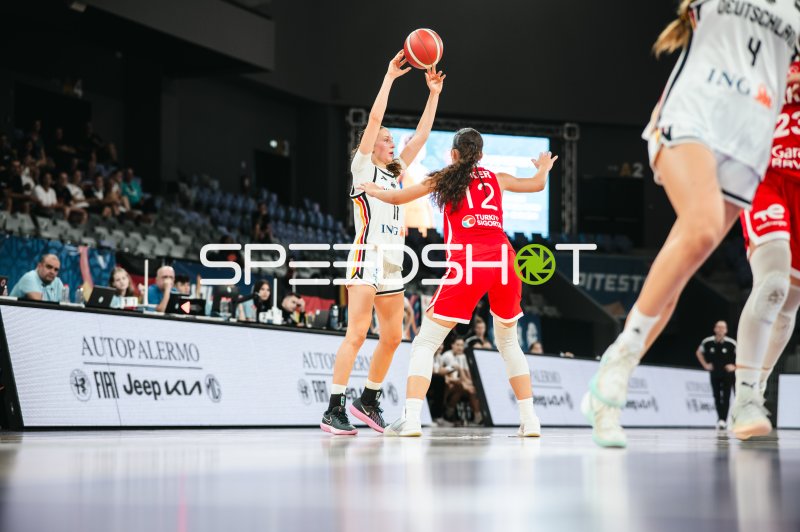 Jamie Zentgraf (#11; Deutschland u16w) beim Wurfversuch gegen Ezgi Ulker (#12; Turkey)