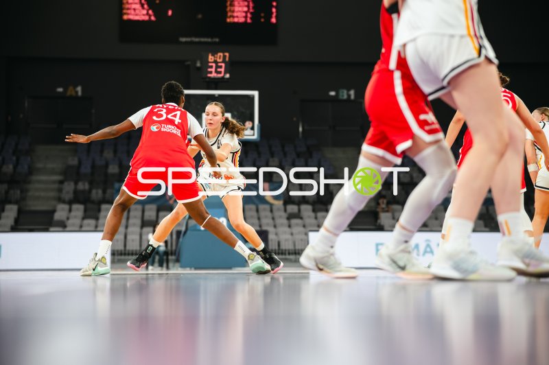 Gift Aydin (#34; Turkey) im Zweikampf gegen Deutschland u16w