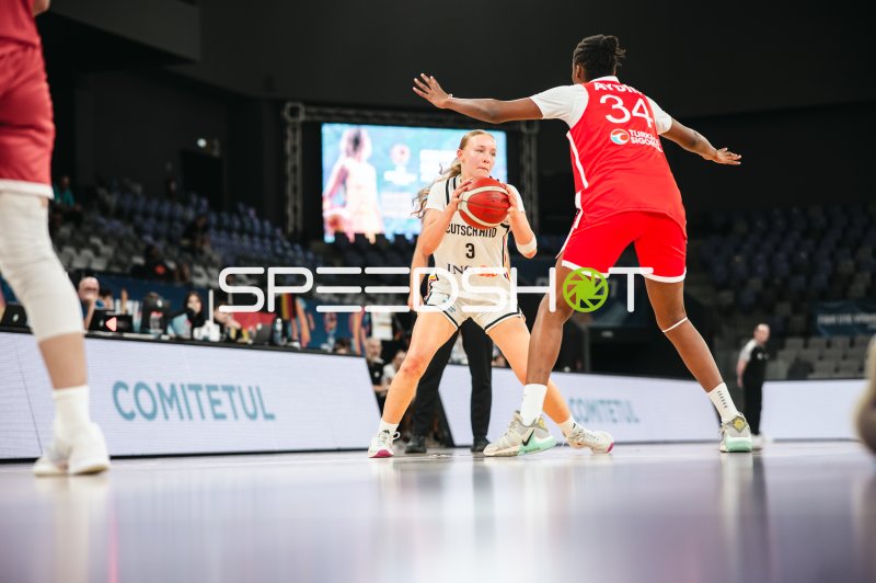 Gift Aydin (#34; Turkey) unter Druck gegen Deutschland u16w