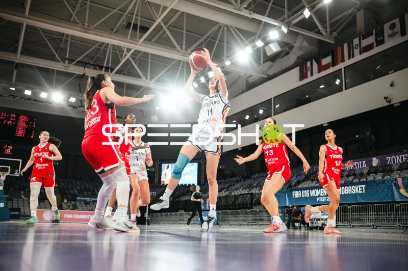 Mia Melissa Koloszar (#14; Deutschland u16w) beim Sprungwurf gegen Turkey