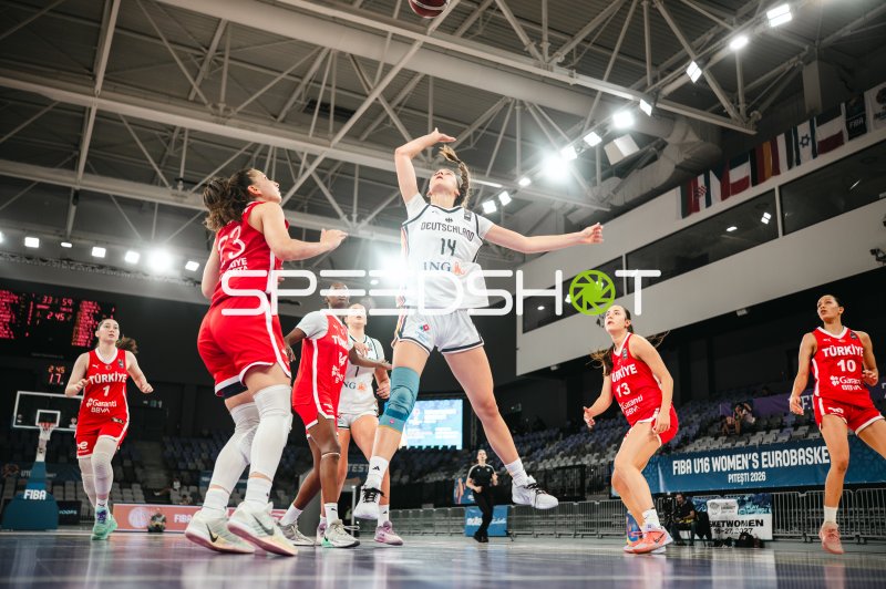 Mia Melissa Koloszar (#14; Deutschland u16w) beim Korbwurf gegen die Türkei