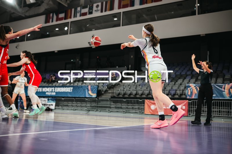 Emilia Atsur (#6; Deutschland u16w) beim Pass gegen Turkey