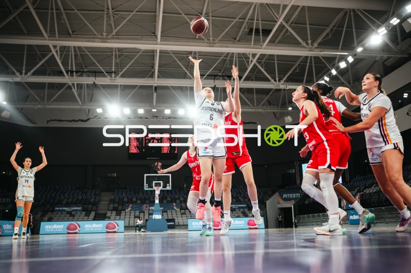 Emilia Atsur (#6; Deutschland u16w) beim Korbwurf gegen Turkey