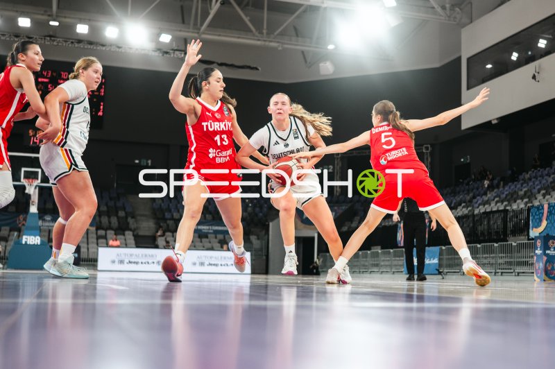 Nisa Soylemez (#13; Turkey) und Selin Demirkan (#5; Turkey) im Zweikampf gegen Deutschland