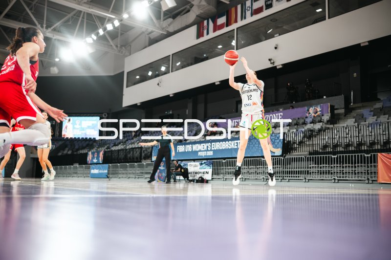 Karolina Bajai (#12; Deutschland u16w) beim Wurfversuch gegen Turkey