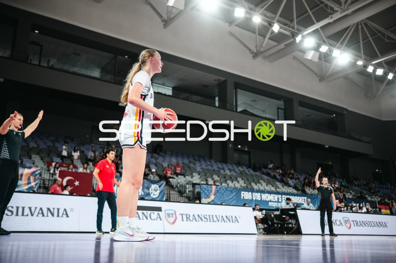 Deutschland u16w-Spielerin mit Ball beim FIBA U16 Women's EuroBasket