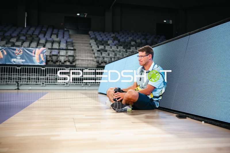 Fotograf mit Kamera sitzt am LED-Board in der Pitesti Arena