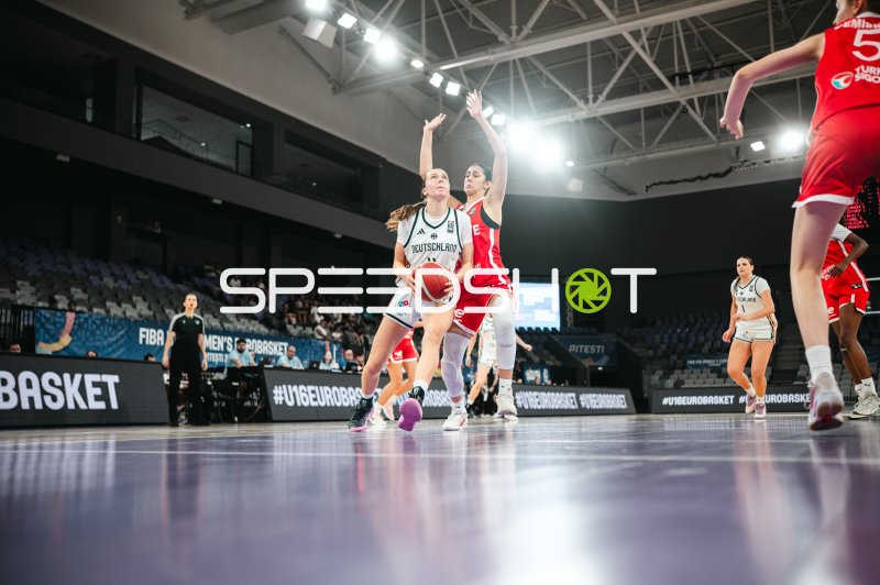 Deutschland u16w im Angriff gegen Turkey beim FIBA U16 EuroBasket