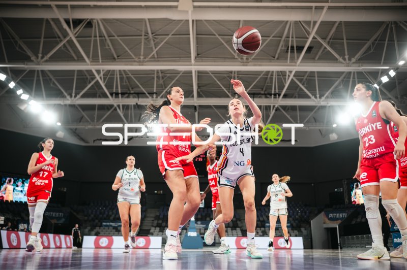 Clara Rink (#4; Deutschland u16w) im Zweikampf gegen Turkey bei Wurfaktion