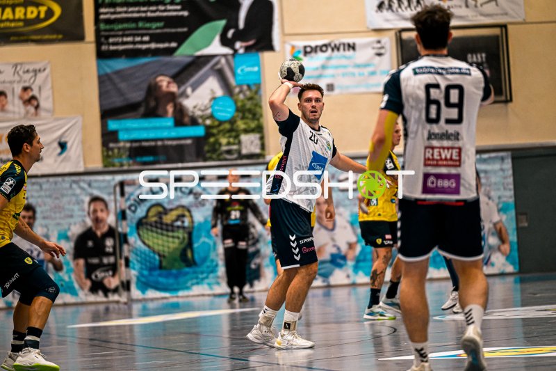 Moritz Lanig (#20; SV Salamander Kornwestheim) beim Wurfansatz