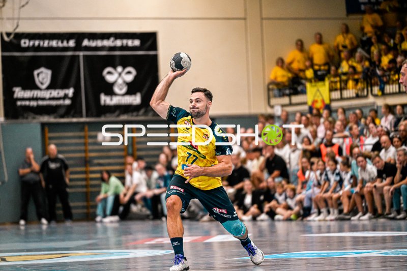 Dani Baijens (#77; Rhein Neckar Löwen) beim Wurfansatz