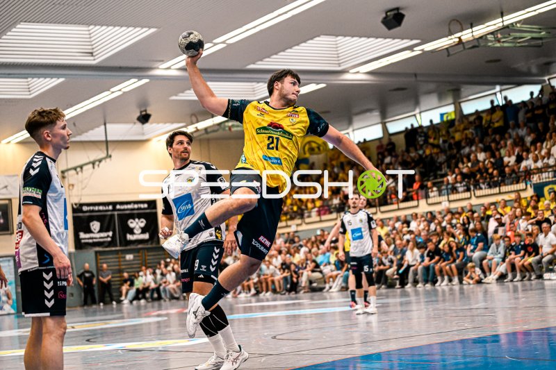 Aron Seesing (#21; Rhein Neckar Löwen) beim Sprungwurf in Kornwestheim