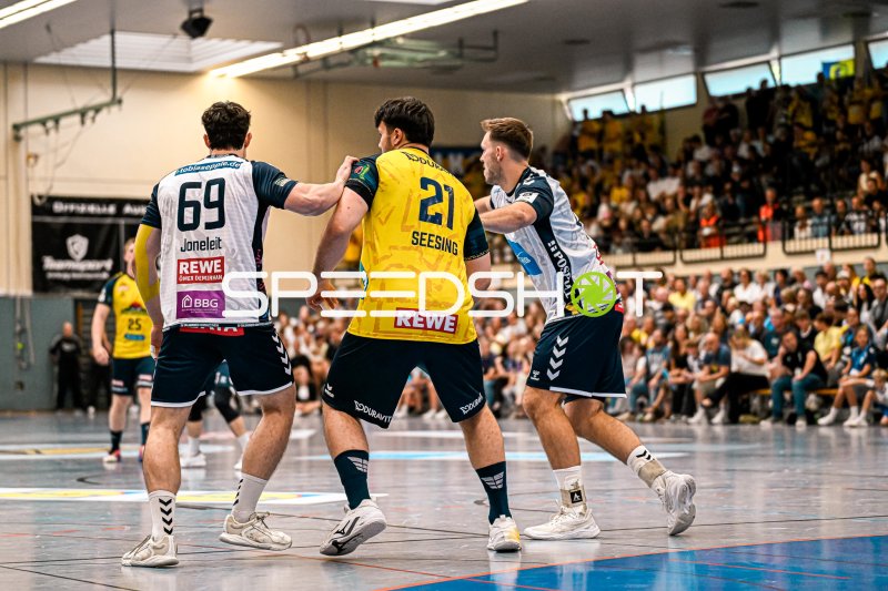 Aron Seesing (#21; Rhein Neckar Löwen) im Zweikampf gegen SV Salamander Kornwestheim