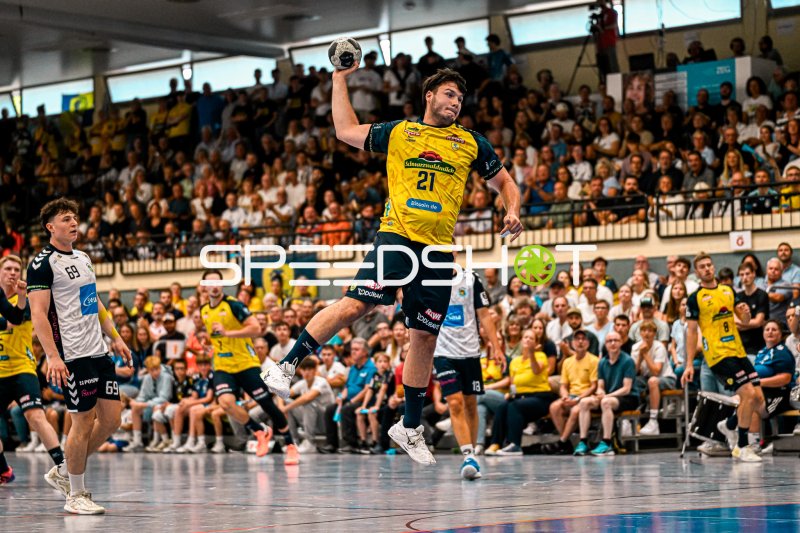 Aron Seesing (#21; Rhein Neckar Löwen) beim Sprungwurf in Kornwestheim