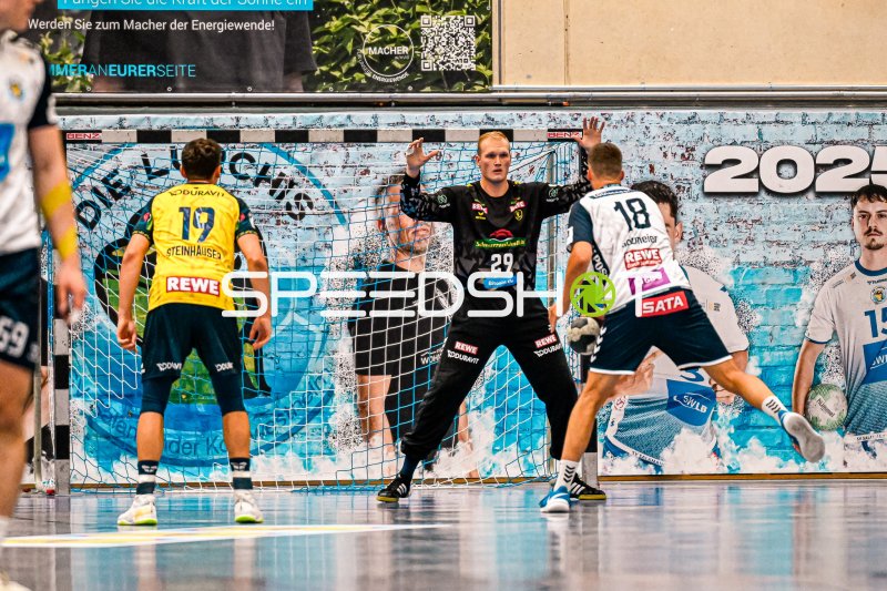 David Späth (#29; Rhein Neckar Löwen) hält die Stellung im Tor