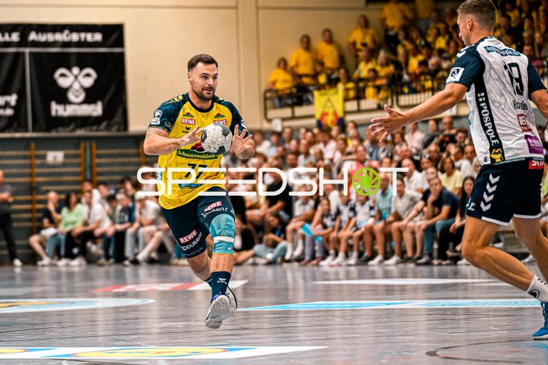 Dani Baijens (#77; Rhein Neckar Löwen) mit Ball im Angriff