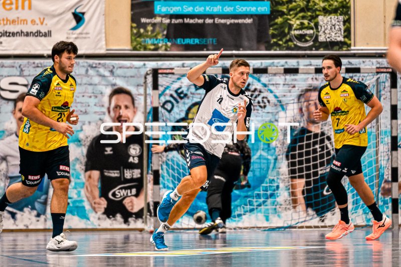 Jubel nach Tor: Kornwestheim-Spieler (#18) feiert vor Rhein-Neckar-Löwen-Abwehr
