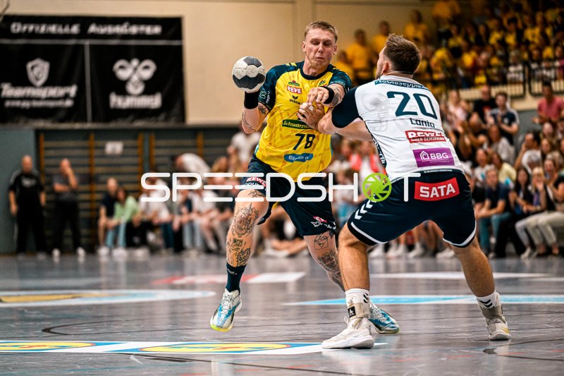Edwin Aspenbäck (#78; Rhein Neckar Löwen) im Sprungwurf gegen Moritz Lanig (#20; SV Salamander Kornwestheim)