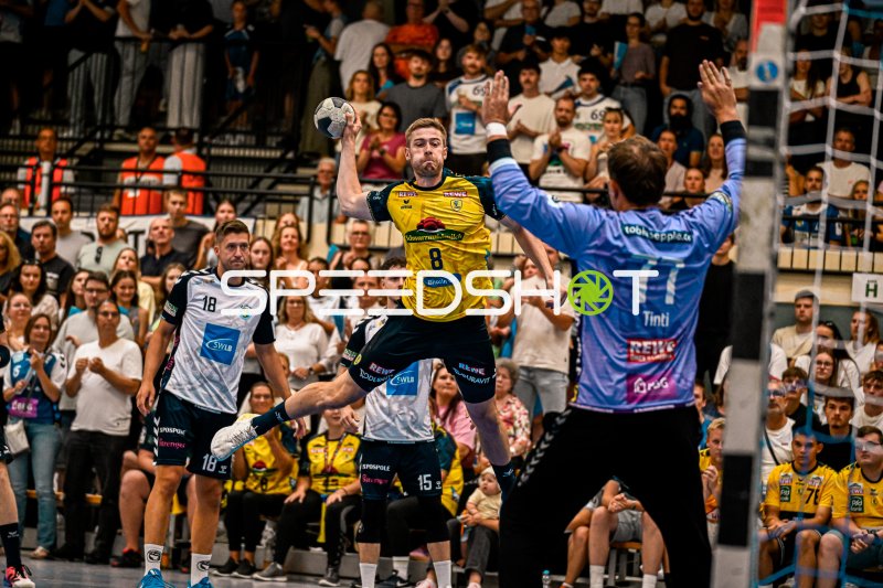 Tim Nothdurft (#8; Rhein Neckar Löwen) beim Sprungwurf gegen Jan Tinti