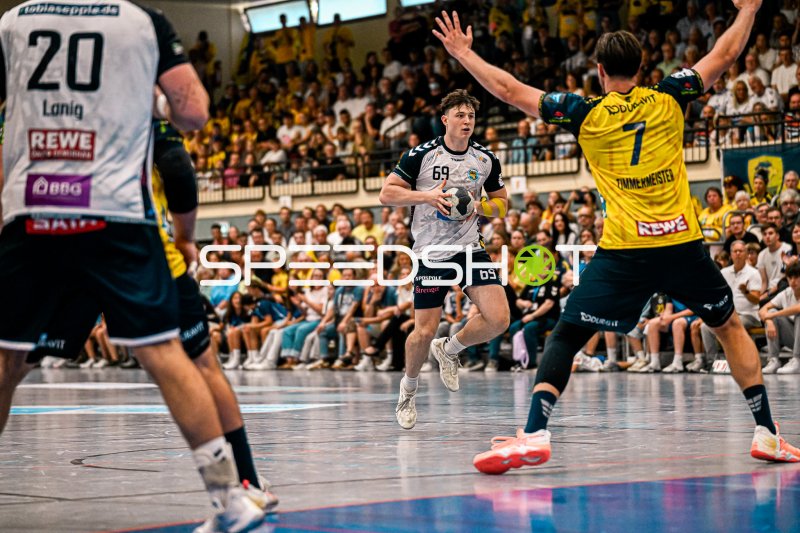 Finn Joneleit (#69; SV Salamander Kornwestheim) im Angriff gegen Robert Timmermeister