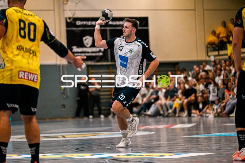 Moritz Lanig (#20; SV Salamander Kornwestheim) beim Wurfansatz