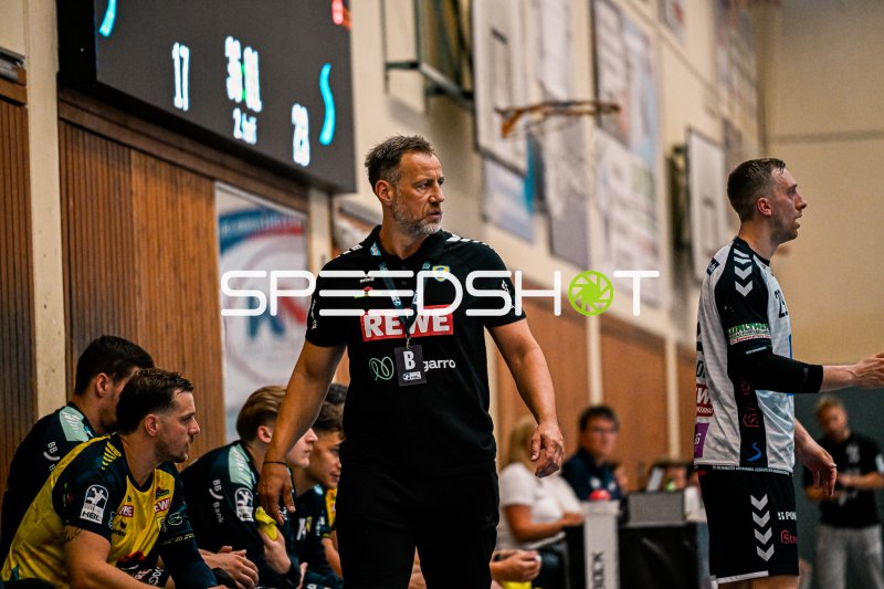 Trainer an der Seitenlinie beim Spiel in der Sporthalle Ost Kornwestheim