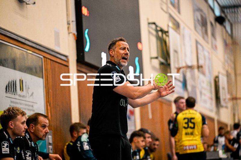 Trainer der Rhein Neckar Löwen coacht leidenschaftlich von der Seitenlinie
