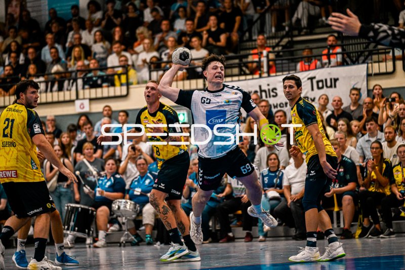 Finn Joneleit (#69; SV Salamander Kornwestheim) beim Sprungwurf gegen Rhein Neckar Löwen