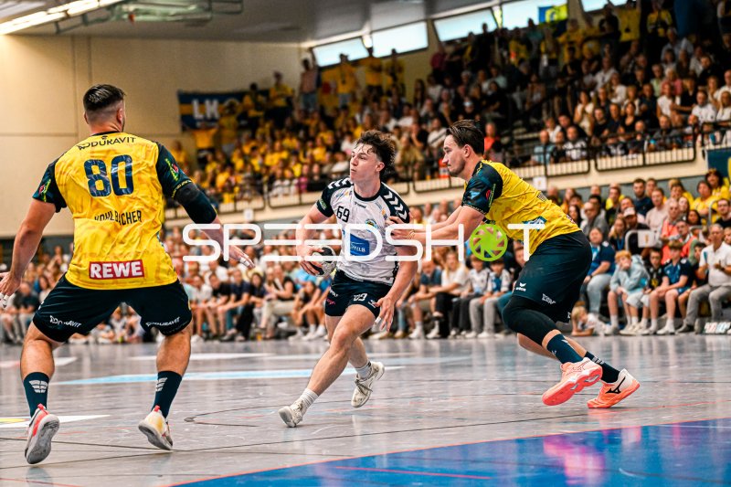 Finn Joneleit (#69; SV Salamander Kornwestheim) im Zweikampf gegen Robert Timmermeister